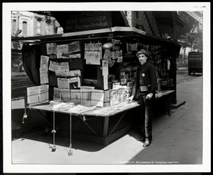 Vendedor de periódicos ciego P.J. McNulty en su puesto en la esquina noreste de 3rd Avenue y 42nd Street, Nueva York, 1926